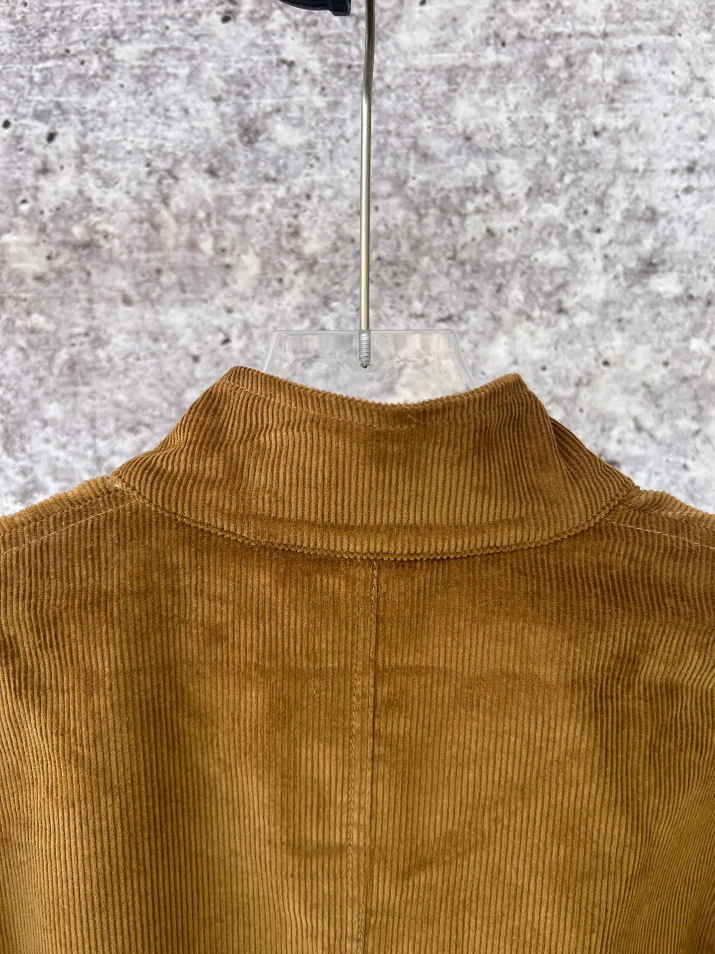 P330 Ralph Lauren autumn old-money style unisex Harrington corduroy jacket. The upper body of major celebrities and Internet celebrities is the same. The short and wide version of the corduroy fabric upper body is soft and comfortable. The inner plaid fabric is made of customized rental accessories and fine workmanship.